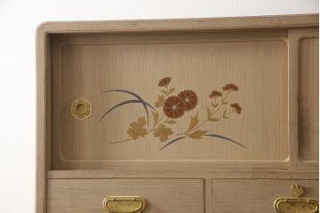 中古　蒔絵入り　1級技能士　龍上忠志作　花の絵柄がかわいらしくも品を感じさせる総桐箪笥(胴厚、四方丸、和箪笥、桐たんす、収納タンス、衣装箪笥、着物箪笥、引き出し)(定価約160万円)(R-067461)