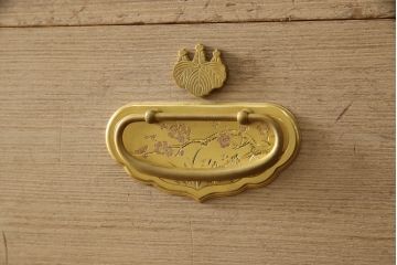 中古　蒔絵入り　1級技能士　龍上忠志作　花の絵柄がかわいらしくも品を感じさせる総桐箪笥(胴厚、四方丸、和箪笥、桐たんす、収納タンス、衣装箪笥、着物箪笥、引き出し)(定価約160万円)(R-067461)