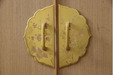 中古　蒔絵入り　1級技能士　龍上忠志作　花の絵柄がかわいらしくも品を感じさせる総桐箪笥(胴厚、四方丸、和箪笥、桐たんす、収納タンス、衣装箪笥、着物箪笥、引き出し)(定価約160万円)(R-067461)