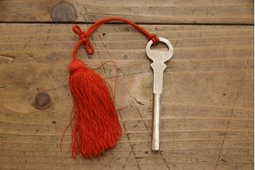 中古　蒔絵入り　1級技能士　龍上忠志作　花の絵柄がかわいらしくも品を感じさせる総桐箪笥(胴厚、四方丸、和箪笥、桐たんす、収納タンス、衣装箪笥、着物箪笥、引き出し)(定価約160万円)(R-067461)