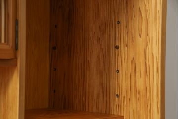 中古　美品　屋久杉　上品な佇まいで和の空間を引き立てる茶箪笥(水屋箪笥、茶棚、戸棚、収納棚、飾り棚)(定価約115万円)(R-067462)
