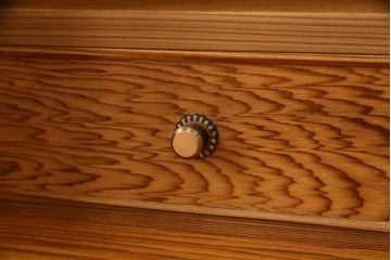 中古　美品　屋久杉　上品な佇まいで和の空間を引き立てる茶箪笥(水屋箪笥、茶棚、戸棚、収納棚、飾り棚)(定価約115万円)(R-067462)