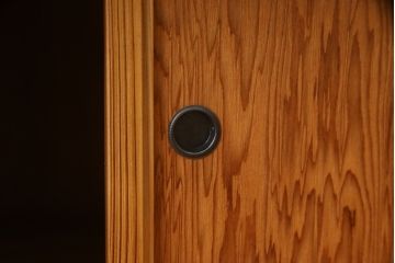 中古　美品　屋久杉　上品な佇まいで和の空間を引き立てる茶箪笥(水屋箪笥、茶棚、戸棚、収納棚、飾り棚)(定価約115万円)(R-067462)