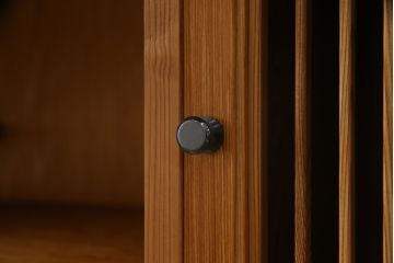 中古　美品　屋久杉　上品な佇まいで和の空間を引き立てる茶箪笥(水屋箪笥、茶棚、戸棚、収納棚、飾り棚)(定価約115万円)(R-067462)