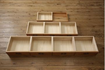 中古　美品　屋久杉　上品な佇まいで和の空間を引き立てる茶箪笥(水屋箪笥、茶棚、戸棚、収納棚、飾り棚)(定価約115万円)(R-067462)