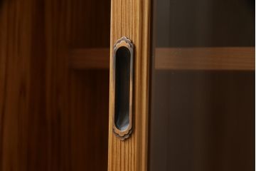 中古　美品　屋久杉　上品な佇まいで和の空間を引き立てる茶箪笥(水屋箪笥、茶棚、戸棚、収納棚、飾り棚)(定価約115万円)(R-067462)