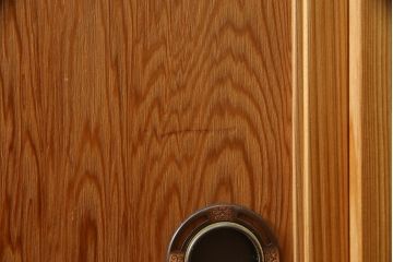 中古　美品　屋久杉　上品な佇まいで和の空間を引き立てる茶箪笥(水屋箪笥、茶棚、戸棚、収納棚、飾り棚)(定価約115万円)(R-067462)