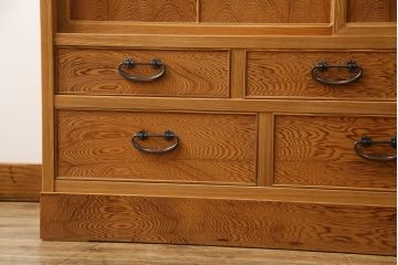 中古　美品　屋久杉　上品な佇まいで和の空間を引き立てる茶箪笥(水屋箪笥、茶棚、戸棚、収納棚、飾り棚)(定価約115万円)(R-067462)