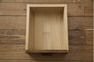 中古　国産民芸家具　職人手造り　繊細な金具が魅力的!上品な和の空間を演出する総桐箪笥ローチェスト(総桐たんす、和箪笥、収納タンス、衣装箪笥、サイドチェスト、引き出し)(R-067469)