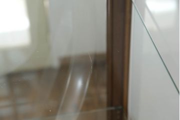 中古　美品　イタリア高級家具　アニベル・コロンボ(ANNIBALE・COLOMBO)　ウォールナット材　気品溢れる佇まいが美しい照明付き縦型キュリオケース(ガラスケース、ディスプレイケース、ショーケース、キャビネット、飾り棚)(R-067471)