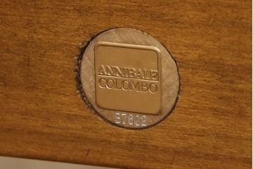 中古　美品　イタリア高級家具　アニベル・コロンボ(ANNIBALE・COLOMBO)　ウォールナット材　気品溢れる佇まいが美しい照明付き縦型キュリオケース(ガラスケース、ディスプレイケース、ショーケース、キャビネット、飾り棚)(R-067471)
