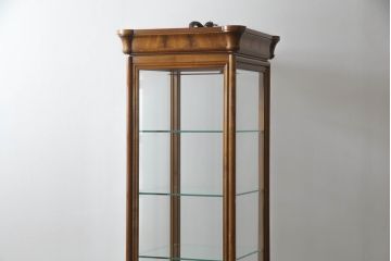 中古　美品　イタリア高級家具　アニベル・コロンボ(ANNIBALE・COLOMBO)　ウォールナット材　気品溢れる佇まいが美しい照明付き縦型キュリオケース(ガラスケース、ディスプレイケース、ショーケース、キャビネット、飾り棚)(R-067471)