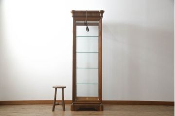 中古　美品　イタリア高級家具　アニベル・コロンボ(ANNIBALE・COLOMBO)　ウォールナット材　気品溢れる佇まいが美しい照明付き縦型キュリオケース(ガラスケース、ディスプレイケース、ショーケース、キャビネット、飾り棚)(R-067471)