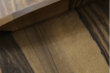 和製アンティーク　高級品!!　力強くて美しい杢目が魅力的!!黒柿材と欅(ケヤキ)材製の大振りな文机(座机、ローテーブル、サイドテーブル、作業台、テレビ台、ローボード)(R-067472)