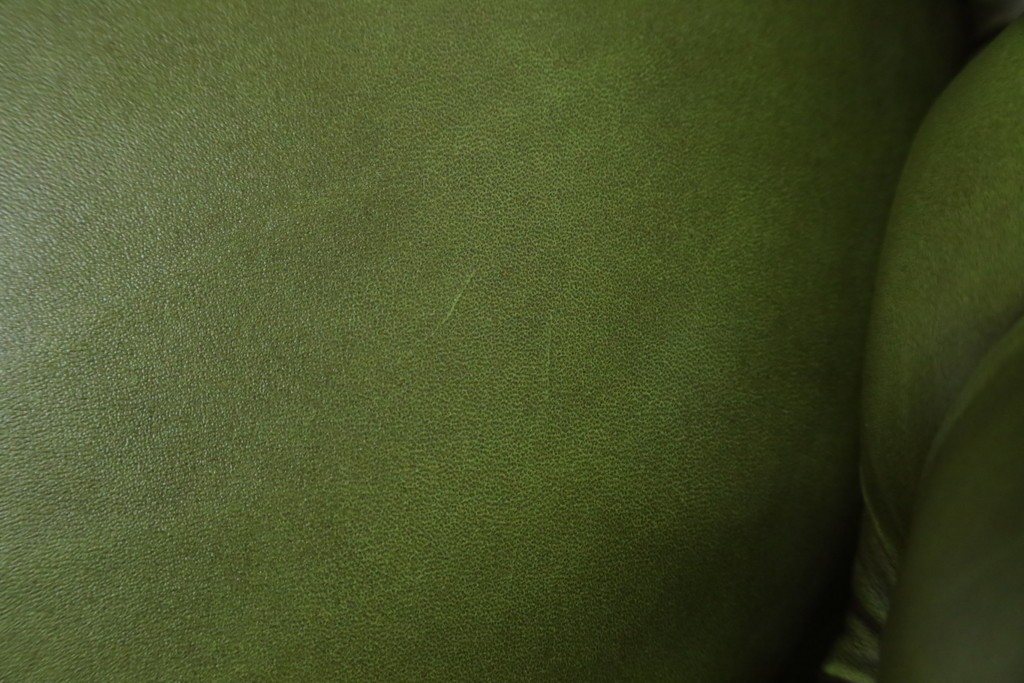 中古　極上美品　使用感ほぼ無し!!　スペイン製　バロッサバレンティ(VARO,S.A. VALENTI)　本革　ラグジュアリーな空間を演出する1人掛けレザーソファ　定価約60万円　(R-067487)