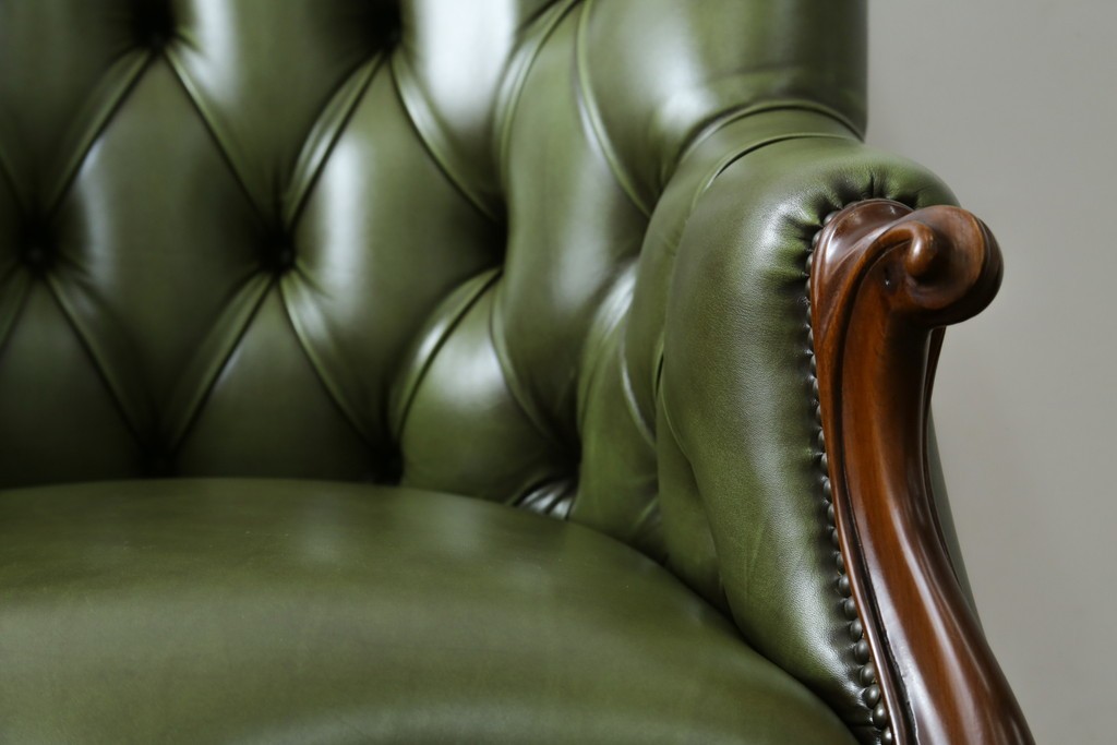 中古　極上美品　使用感ほぼ無し!!　スペイン製　バロッサバレンティ(VARO,S.A. VALENTI)　本革　ラグジュアリーな空間を演出する1人掛けレザーソファ　定価約60万円　(R-067487)