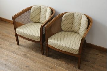 中古　DREXEL HERITAGE(ドレクセルヘリテイジ)　優雅なくつろぎの時間を演出するラウンジチェア2脚セット(アームチェア、ケインバックチェア、ラタン、籐、椅子、イス)(R-067488)