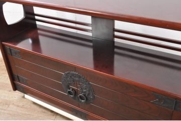 和製ビンテージ　極上　高級品!!　欅(ケヤキ)材　手打ちの雲龍金具が格調高い雰囲気を醸し出す漆塗り茶棚(飾り棚、戸棚、サイドボード、ヴィンテージ)(R-067493)