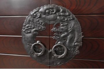 和製ビンテージ　極上　高級品!!　欅(ケヤキ)材　手打ちの雲龍金具が格調高い雰囲気を醸し出す漆塗り茶棚(飾り棚、戸棚、サイドボード、ヴィンテージ)(R-067493)