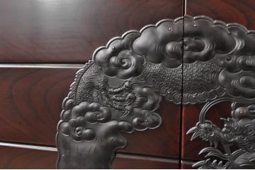 和製ビンテージ　極上　高級品!!　欅(ケヤキ)材　手打ちの雲龍金具が格調高い雰囲気を醸し出す漆塗り茶棚(飾り棚、戸棚、サイドボード、ヴィンテージ)(R-067493)