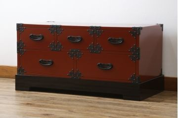 中古　民芸家具　漆塗り　朱塗りの鮮やかな色合いが目を惹くローチェスト(引き出し、収納箪笥、ローボード、テレビ台、テレビボード)(R-067494)