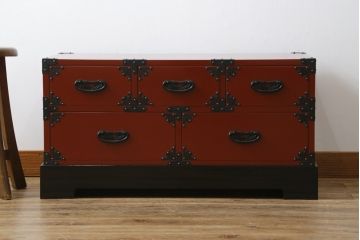 中古　民芸家具　漆塗り　朱塗りの鮮やかな色合いが目を惹くローチェスト(引き出し、収納箪笥、ローボード、テレビ台、テレビボード)(R-067494)