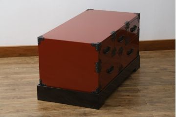 中古　民芸家具　漆塗り　朱塗りの鮮やかな色合いが目を惹くローチェスト(引き出し、収納箪笥、ローボード、テレビ台、テレビボード)(R-067494)