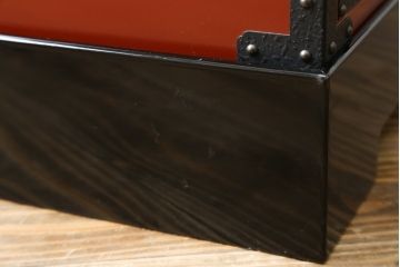 中古　民芸家具　漆塗り　朱塗りの鮮やかな色合いが目を惹くローチェスト(引き出し、収納箪笥、ローボード、テレビ台、テレビボード)(R-067494)