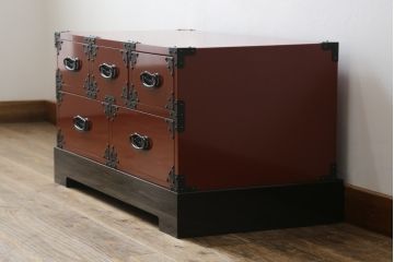 中古　民芸家具　漆塗り　朱塗りの鮮やかな色合いが目を惹くローチェスト(引き出し、収納箪笥、ローボード、テレビ台、テレビボード)(R-067494)