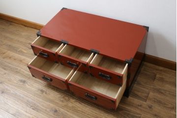 中古　民芸家具　漆塗り　朱塗りの鮮やかな色合いが目を惹くローチェスト(引き出し、収納箪笥、ローボード、テレビ台、テレビボード)(R-067494)