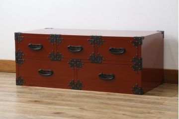 中古　民芸家具　漆塗り　朱塗りの鮮やかな色合いが目を惹くローチェスト(引き出し、収納箪笥、ローボード、テレビ台、テレビボード)(R-067494)