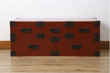 中古　民芸家具　漆塗り　朱塗りの鮮やかな色合いが目を惹くローチェスト(引き出し、収納箪笥、ローボード、テレビ台、テレビボード)(R-067494)