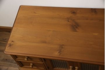 中古　ハーベスト(HARVEST)　ビクトリアンTVユニット　W1600　パイン材　デザインガラスがお洒落!!カントリーテイストのお部屋におすすめなテレビ台(ローボード、テレビボード、リビングボード、収納棚、戸棚、キャビネット)(定価約22万円)(R-067495)