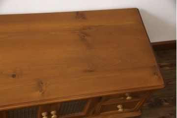 中古　ハーベスト(HARVEST)　ビクトリアンTVユニット　W1600　パイン材　デザインガラスがお洒落!!カントリーテイストのお部屋におすすめなテレビ台(ローボード、テレビボード、リビングボード、収納棚、戸棚、キャビネット)(定価約22万円)(R-067495)