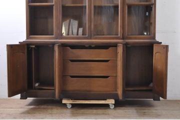 中古　DREXEL HERITAGE(ドレクセルヘリテイジ)　クラシカルな佇まいが魅力的なキャビネット(チャイナキャビネット、ディスプレイ棚、食器棚、飾り棚、収納棚、戸棚)(R-067496)