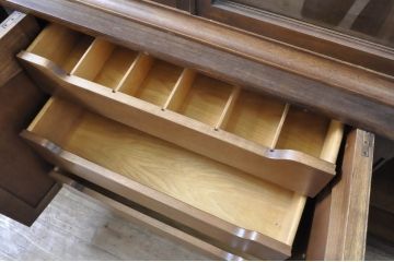 中古　DREXEL HERITAGE(ドレクセルヘリテイジ)　クラシカルな佇まいが魅力的なキャビネット(チャイナキャビネット、ディスプレイ棚、食器棚、飾り棚、収納棚、戸棚)(R-067496)