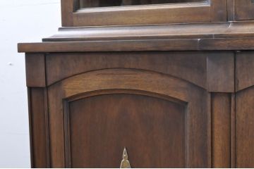 中古　DREXEL HERITAGE(ドレクセルヘリテイジ)　クラシカルな佇まいが魅力的なキャビネット(チャイナキャビネット、ディスプレイ棚、食器棚、飾り棚、収納棚、戸棚)(R-067496)