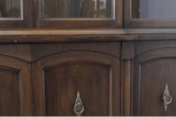 中古　DREXEL HERITAGE(ドレクセルヘリテイジ)　クラシカルな佇まいが魅力的なキャビネット(チャイナキャビネット、ディスプレイ棚、食器棚、飾り棚、収納棚、戸棚)(R-067496)