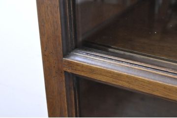 中古　DREXEL HERITAGE(ドレクセルヘリテイジ)　クラシカルな佇まいが魅力的なキャビネット(チャイナキャビネット、ディスプレイ棚、食器棚、飾り棚、収納棚、戸棚)(R-067496)
