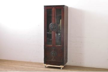 中古　岩谷堂箪笥　上品なデザインの黒金具がアクセントになった縦型キャビネット(収納棚、戸棚、飾り棚、ブックケース、本箱)(R-067500)