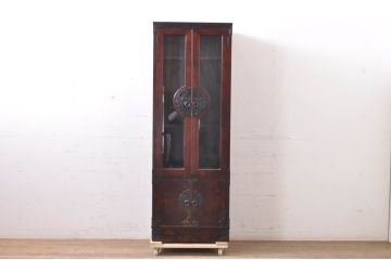 中古　岩谷堂箪笥　上品なデザインの黒金具がアクセントになった縦型キャビネット(収納棚、戸棚、飾り棚、ブックケース、本箱)(R-067500)