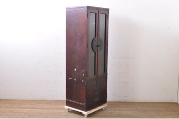中古　岩谷堂箪笥　上品なデザインの黒金具がアクセントになった縦型キャビネット(収納棚、戸棚、飾り棚、ブックケース、本箱)(R-067500)