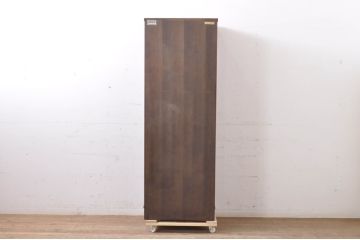 中古　岩谷堂箪笥　上品なデザインの黒金具がアクセントになった縦型キャビネット(収納棚、戸棚、飾り棚、ブックケース、本箱)(R-067500)