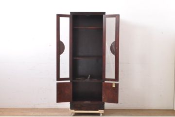 中古　岩谷堂箪笥　上品なデザインの黒金具がアクセントになった縦型キャビネット(収納棚、戸棚、飾り棚、ブックケース、本箱)(R-067500)