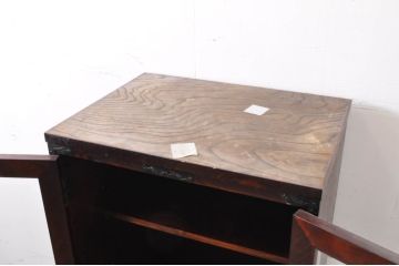 中古　岩谷堂箪笥　上品なデザインの黒金具がアクセントになった縦型キャビネット(収納棚、戸棚、飾り棚、ブックケース、本箱)(R-067500)