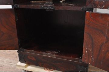 中古　岩谷堂箪笥　上品なデザインの黒金具がアクセントになった縦型キャビネット(収納棚、戸棚、飾り棚、ブックケース、本箱)(R-067500)
