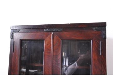 中古　岩谷堂箪笥　上品なデザインの黒金具がアクセントになった縦型キャビネット(収納棚、戸棚、飾り棚、ブックケース、本箱)(R-067500)