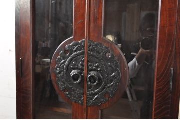 中古　岩谷堂箪笥　上品なデザインの黒金具がアクセントになった縦型キャビネット(収納棚、戸棚、飾り棚、ブックケース、本箱)(R-067500)