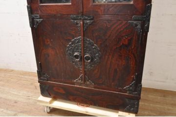 中古　岩谷堂箪笥　上品なデザインの黒金具がアクセントになった縦型キャビネット(収納棚、戸棚、飾り棚、ブックケース、本箱)(R-067500)
