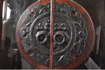 中古　岩谷堂箪笥　上品なデザインの黒金具がアクセントになった縦型キャビネット(収納棚、戸棚、飾り棚、ブックケース、本箱)(R-067500)
